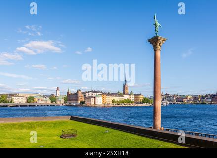 L'isola di Riddarholmen nella città vecchia di Stoccolma, Svezia, vista dal municipio con il monumento a Engelbrekt in primo piano. Foto Stock
