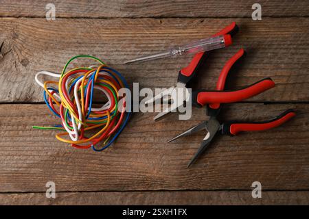 Diversi utensili elettrici su tavolo in legno, piatto Foto Stock