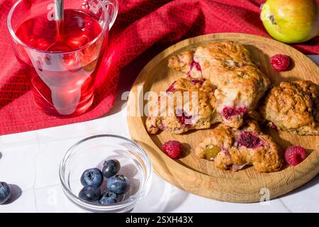 Scones di pera e lamponi. Pasticcini freschi. Foto Stock