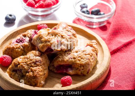 Scones di pera e lamponi. Pasticcini freschi. Foto Stock