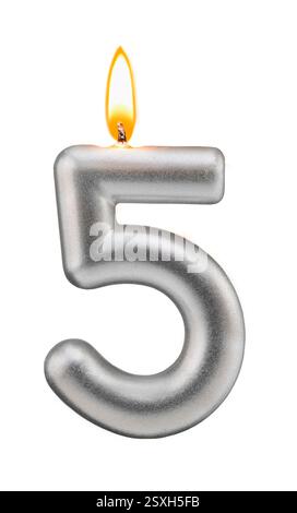 Candela numero cinque metallica con fiamma isolata su trasparente Foto Stock