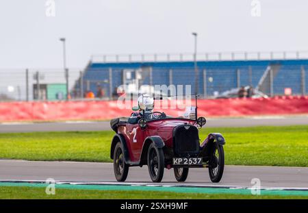 V.S.C.C. Pomeroy Trophy. Le auto d'epoca pre-belliche competono contro le auto più recenti, il circuito del Gran Premio di Silverstone e il circuito di Silverstone. Foto Stock