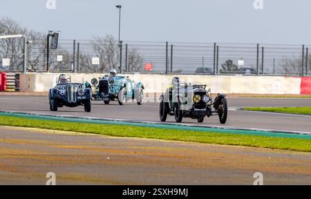 V.S.C.C. Pomeroy Trophy. Le auto d'epoca pre-belliche competono contro le auto più recenti, il circuito del Gran Premio di Silverstone e il circuito di Silverstone. Foto Stock