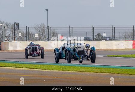 V.S.C.C. Pomeroy Trophy. Le auto d'epoca pre-belliche competono contro le auto più recenti, il circuito del Gran Premio di Silverstone e il circuito di Silverstone. Foto Stock