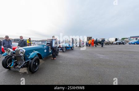 V.S.C.C. Pomeroy Trophy. Le auto d'epoca pre-belliche competono contro le auto più recenti, il circuito del Gran Premio di Silverstone e il circuito di Silverstone. Foto Stock
