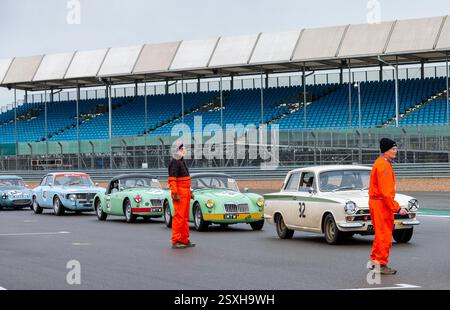 V.S.C.C. Pomeroy Trophy. Le auto d'epoca pre-belliche competono contro le auto più recenti, il circuito del Gran Premio di Silverstone e il circuito di Silverstone. Foto Stock