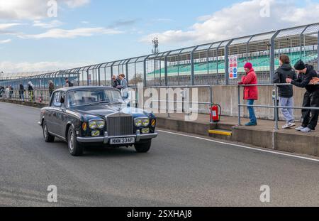 V.S.C.C. Pomeroy Trophy. Le auto d'epoca pre-belliche competono contro le auto più recenti, il circuito del Gran Premio di Silverstone e il circuito di Silverstone. Foto Stock