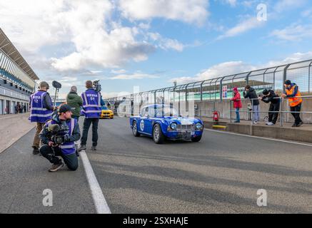 V.S.C.C. Pomeroy Trophy. Le auto d'epoca pre-belliche competono contro le auto più recenti, il circuito del Gran Premio di Silverstone e il circuito di Silverstone. Foto Stock