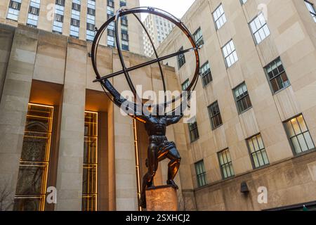 Statua in bronzo dell'atlante che regge una sfera armillare di fronte agli edifici Art Deco del Rockefeller Center di Manhattan. New York. STATI UNITI. Foto Stock