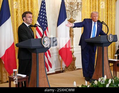 Washington, Stati Uniti. 24 febbraio 2025. Il presidente degli Stati Uniti Donald Trump e il presidente francese Emmanuel Macron (L) rispondono alle domande durante una conferenza stampa congiunta nella sala orientale della Casa Bianca a Washington, DC, lunedì 24 febbraio 2025. Foto di Bonnie Cash/UPI credito: UPI/Alamy Live News Foto Stock