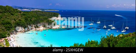 Grecia. Isola di Antipaxos - piccola e bella isola ionica con splendide spiagge bianche e mare tirroso. Vista sulla splendida spiaggia di Voutoumi Foto Stock
