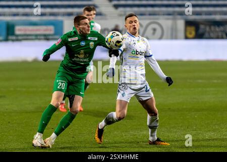 Non esclusivo: Il centrocampista Vladyslav Kabaiev (R) della Dinamo Kiev e il centrocampista Oleh Ocheretko del Karpaty Lviv sono in azione durante il VB 2024/25 Foto Stock