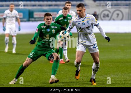 Non esclusivo: Il centrocampista Vladyslav Kabaiev (R) della Dinamo Kiev e il centrocampista Oleh Ocheretko del Karpaty Lviv sono in azione durante il VB 2024/25 Foto Stock