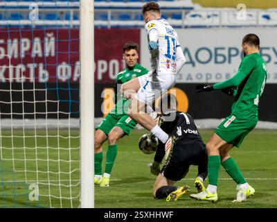 Non esclusivo: Il portiere Yakiv Kinareikin (davanti) del FC Karpaty Lviv e l'attaccante Vladyslav Vanat (C) della FC Dynamo Kiev sono in azione durante il 2024/ Foto Stock