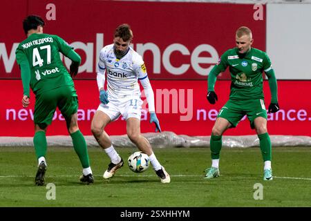 Non esclusiva: L'attaccante Vladyslav Vanat (C) della Dinamo Kiev è in azione con i difensori Jean Pedroso (L) e Denys Miroshnychenko del Karpaty Lviv Foto Stock