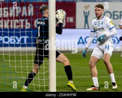 Non esclusivo: Il portiere Yakiv Kinareikin del FC Karpaty Lviv cattura la palla di fronte all'attaccante Vladyslav Vanat del FC Dynamo Kiev durante il 2024/2 Foto Stock