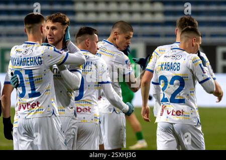 Non esclusiva: Il centrocampista Mykola Mykhailenko e l'attaccante Vladyslav Vanat (da L a R) della Dinamo Kiev sono visti dopo il Premier ucraino VBET 2024/25 Foto Stock