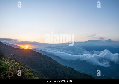 Spettacolare alba sulla Sierra Nevada de Santa Marta, Dipartimento di Magdalena, Colombia Foto Stock