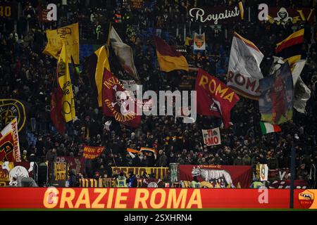 Roma, Italia. 24 febbraio 2025. MENTRE i tifosi della Roma festeggiano al termine della partita di serie A tra AS Roma e AC Monza allo stadio Olimpico di Roma (Italia), il 24 febbraio 2025. Crediti: Insidefoto/Alamy Live News Foto Stock
