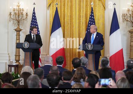 Washington DC, Stati Uniti. 24 febbraio 2025. Il presidente degli Stati Uniti Donald J Trump e il presidente francese Emmanuel Macron tengono una conferenza stampa alla Casa Bianca di Washington, DC, il 24 febbraio 2025. Crediti: Chris Kleponis/CNP/MediaPunch crediti: MediaPunch Inc/Alamy Live News Foto Stock
