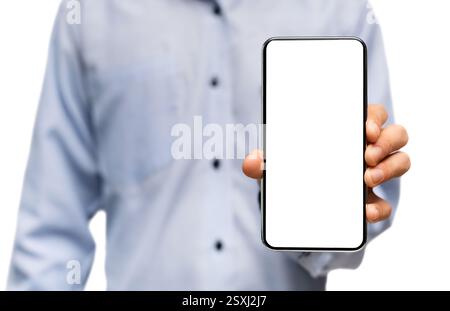 Moderno smartphone con schermo vuoto nelle mani di un irriconoscibile uomo Foto Stock