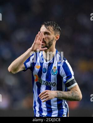 Porto, Guimaraes, Portogallo. 24 febbraio 2025. FABIO VIEIRA del Porto ha visto celebrare il suo gol durante la partita di Liga Portugal Betclic 2024/25 tra FC Porto e Vitoria SC a EstÃ¡dio do Dragao il 24 febbraio 2025 a Porto, Portogallo. Punteggio finale: FC Porto 1 - 1 Vitoria SC (Credit Image: © Miguel Lemos/ZUMA Press Wire) SOLO PER USO EDITORIALE! Non per USO commerciale! Crediti: ZUMA Press, Inc./Alamy Live News Foto Stock