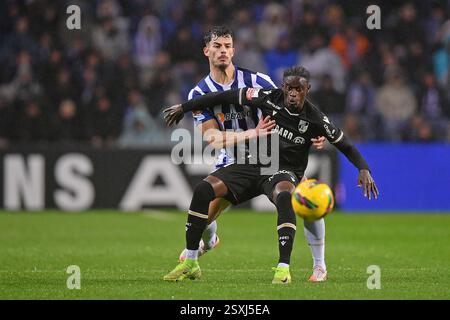 Porto, Portogallo. 24 febbraio 2025. Stadio Dragao, Primeira Liga 2024/2025, FC Porto contro Vitoria de Guimaraes; Ze Pedro del FC Porto combatte per il possesso di palla con Umaro Embalo della Vitoria de Guimaraes, durante una partita tra FC Porto e Vitoria de Guimaraes per la Primeira Liga 2024/2025 al Dragao Stadium di Porto il 24 febbraio 2025. Foto: Daniel Castro/DiaEsportivo/Alamy Live News crediti: DiaEsportivo/Alamy Live News Foto Stock