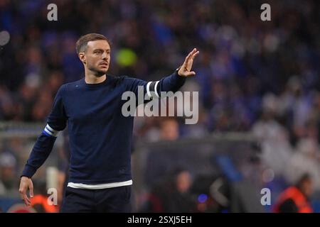Porto, Portogallo. 24 febbraio 2025. Dragao Stadium, Primeira Liga 2024/2025, FC Porto contro Vitoria de Guimaraes; l'allenatore del FC Porto Martin Anselmi dà le istruzioni alla squadra, durante una partita tra FC Porto e Vitoria de Guimaraes per la Primeira Liga 2024/2025 al Dragao Stadium di Porto il 24 febbraio 2025. Foto: Daniel Castro/DiaEsportivo/Alamy Live News crediti: DiaEsportivo/Alamy Live News Foto Stock