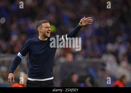 Porto, Portogallo. 24 febbraio 2025. Dragao Stadium, Primeira Liga 2024/2025, FC Porto contro Vitoria de Guimaraes; l'allenatore del FC Porto Martin Anselmi dà le istruzioni alla squadra, durante una partita tra FC Porto e Vitoria de Guimaraes per la Primeira Liga 2024/2025 al Dragao Stadium di Porto il 24 febbraio 2025. Foto: Daniel Castro/DiaEsportivo/Alamy Live News crediti: DiaEsportivo/Alamy Live News Foto Stock