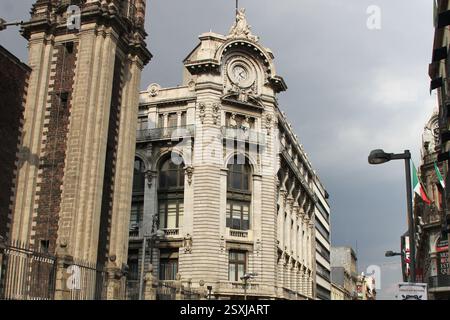 Città del Messico, Messico - 6 settembre 2023: L'edificio la Mexicana sul passaggio pedonale Madero, icona del centro storico di CDMX Foto Stock