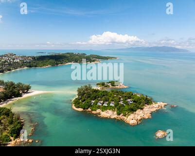 Una penisola tropicale panoramica circondata da acque turchesi e ricoperta di vegetazione lussureggiante. Koh Samui, Thailandia. Foto Stock