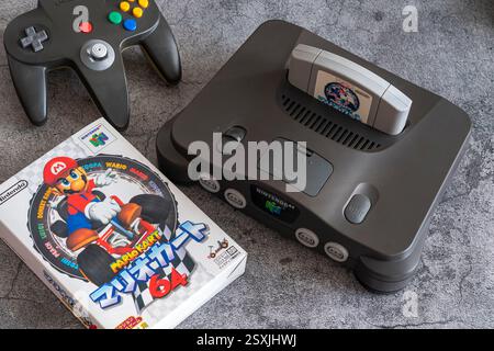 Fukuoka, Giappone - 3 gennaio 2025: Il famoso gioco Mario Kart 64 per nintendo 1996 è stato inserito nella console originale per videogiochi nintendo N64 e ha una truffa Foto Stock