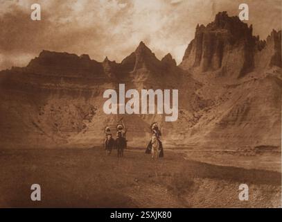 Nelle Badlands, 1904. Fotografia del fotografo americano Edward Sherrif Curtis, anni '1900 Dalla serie di Ritratto degli indiani del Nord America (sic!) Indigeno degli Stati Uniti. Foto Stock