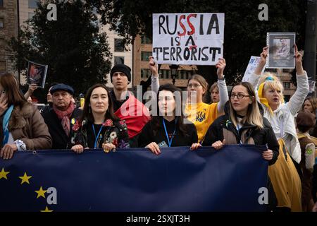 Barcellona, Spagna. 23 febbraio 2025. I manifestanti tengono uno striscione con il simbolo dell'Unione europea durante la manifestazione per il terzo anniversario della massiccia guerra tra Russia e Ucraina. Migliaia di ucraini si recano a Passeig de Gràcia contro la guerra Russia-Ucraina, che segna il terzo anno il 24 febbraio dall'inizio dell'invasione su vasta scala. (Foto di Ximena Borrazas/SOPA Images/Sipa USA) credito: SIPA USA/Alamy Live News Foto Stock