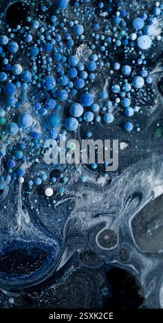 Flusso di grunge. Bolle d'inchiostro. Marmo Mystic grigio acqua nera mescolando gocce di gel blu galleggiante. Onde che versano uno sfondo astratto colorato. Foto Stock