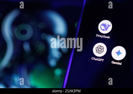 Hong Kong, Cina. 25 febbraio 2025. In questa illustrazione fotografica, le app di intelligenza artificiale (ai) di DeepSeek, ChatGPT e Gemini sono visualizzate sullo schermo di uno smartphone davanti allo sfondo di un'immagine umanoide generata dall'IA. Credito: SOPA Images Limited/Alamy Live News Foto Stock