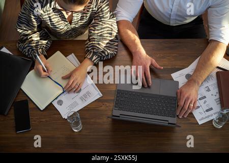 Collaborazione al progetto aziendale con notebook e documenti Foto Stock