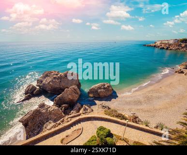 Vista mare in una giornata di sole. Caletilla Beach con il bel cielo. Passeggiata in estate. Vista dal Mirador de Chanquete, Nerja, Malaga, Spagna Foto Stock