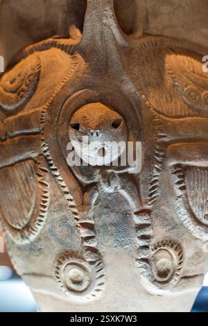 La foto mostra un oggetto risalente all'era Jomon (14000-300 a.C.) in mostra presso il museo archeologico di Hokuto City, Yamanashi Pref., Giappone su 27 Foto Stock