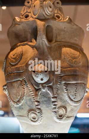La foto mostra un oggetto risalente all'era Jomon (14000-300 a.C.) in mostra presso il museo archeologico di Hokuto City, Yamanashi Pref., Giappone su 27 Foto Stock