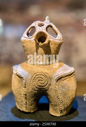 La foto mostra un oggetto risalente all'era Jomon (14000-300 a.C.) in mostra presso il museo archeologico di Hokuto City, Yamanashi Pref., Giappone su 27 Foto Stock