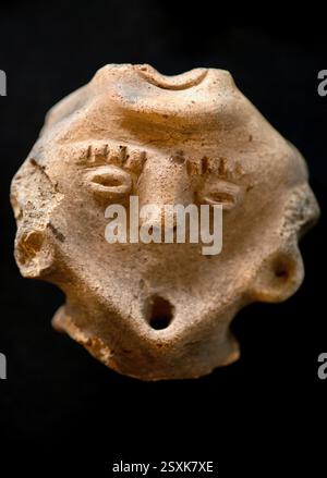 La foto mostra un oggetto risalente all'era Jomon (14000-300 a.C.) in mostra presso il museo archeologico di Hokuto City, Yamanashi Pref., Giappone su 27 Foto Stock