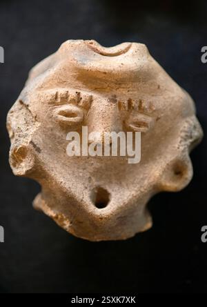 La foto mostra un oggetto risalente all'era Jomon (14000-300 a.C.) in mostra presso il museo archeologico di Hokuto City, Yamanashi Pref., Giappone su 27 Foto Stock