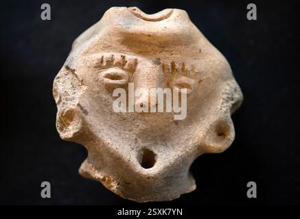 La foto mostra un oggetto risalente all'era Jomon (14000-300 a.C.) in mostra presso il museo archeologico di Hokuto City, Yamanashi Pref., Giappone su 27 Foto Stock