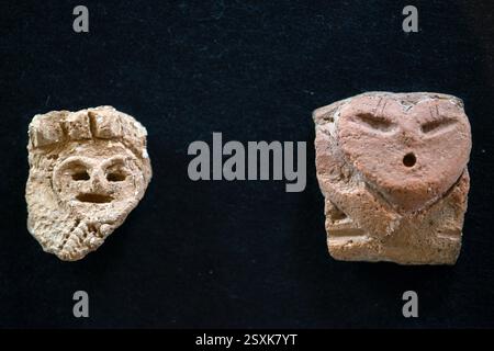 La foto mostra un oggetto risalente all'era Jomon (14000-300 a.C.) in mostra presso il museo archeologico di Hokuto City, Yamanashi Pref., Giappone su 27 Foto Stock