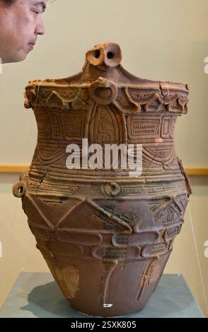 Yoshiyuki Muramatsu, capo della divisione patrimonio del dipartimento di istruzione della città di Hokuto, guarda un oggetto risalente all'era Jomon (14000-300 a.C.) Foto Stock