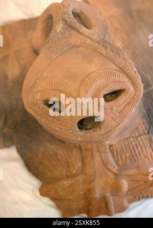 La foto mostra un oggetto risalente all'era Jomon (14000-300 a.C.) in mostra presso il museo archeologico di Hokuto City, Yamanashi Pref., Giappone su 27 Foto Stock
