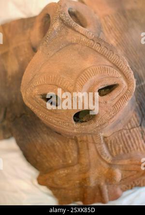 La foto mostra un oggetto risalente all'era Jomon (14000-300 a.C.) in mostra presso il museo archeologico di Hokuto City, Yamanashi Pref., Giappone su 27 Foto Stock