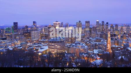 Vista aerea dello skyline di Montreal al crepuscolo in inverno, Quebec, Canada Foto Stock