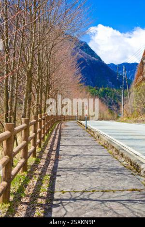 La strada che conduce attraverso la stazione della funivia di Shinhotaka, la prefettura di Toyama, Chubu, Giappone. Foto Stock